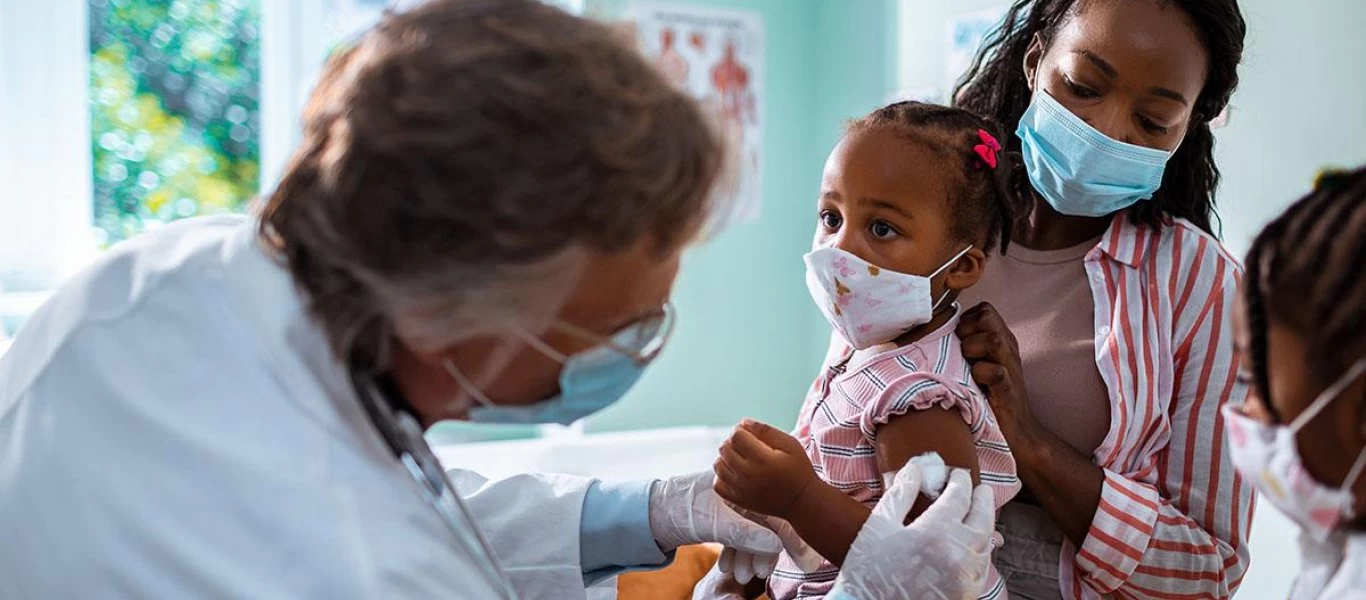 Επείγονται να εμβολιάσουν μαζικά τα παιδιά: Εγκρίθηκε ο εμβολιασμός για ηλικίες 12-15 στις ΗΠΑ με Pfizer